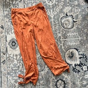 Soft capri pants with ties. Size M